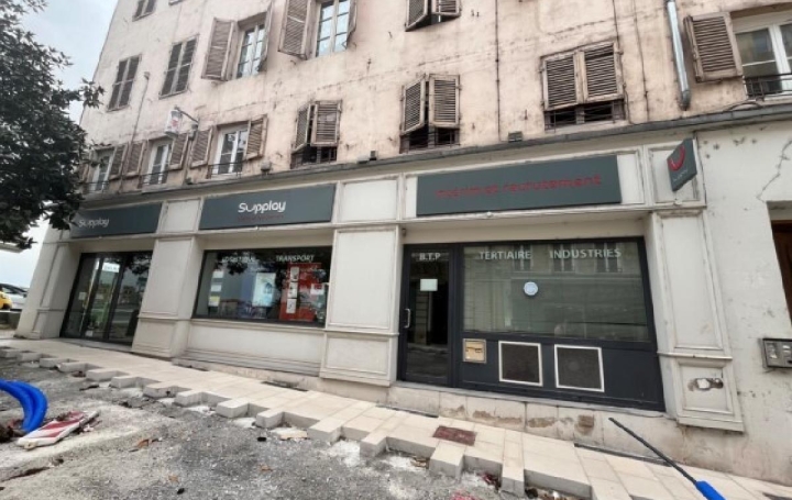 Local commercial   MACON  156 m2 1 636 € 