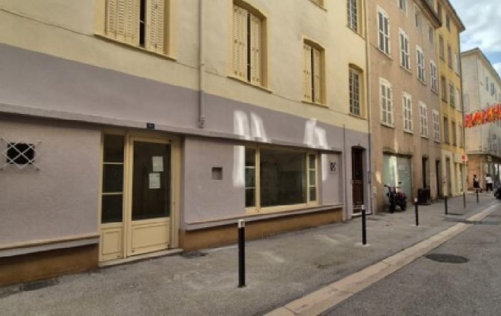 Local commercial   MACON  27 m2 390 € 